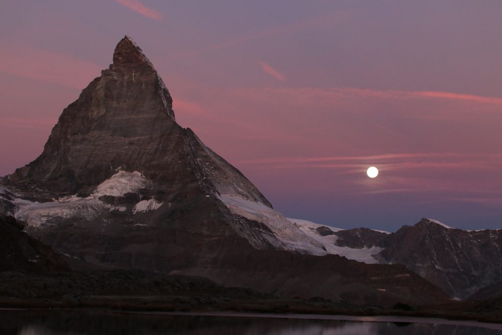Das Matterhorn vor Sonnenaufgang am Riffelsee