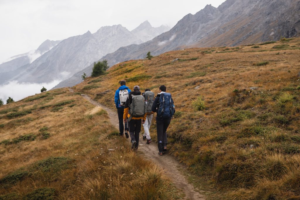 Wanderer auf einer Wanderung im Herbst in Zermatt