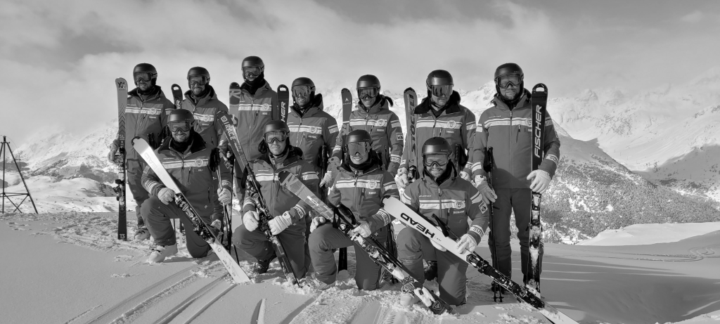 Ein Gruppenfoto des ganzen Swiss Snow Demo Teams im Winter. 