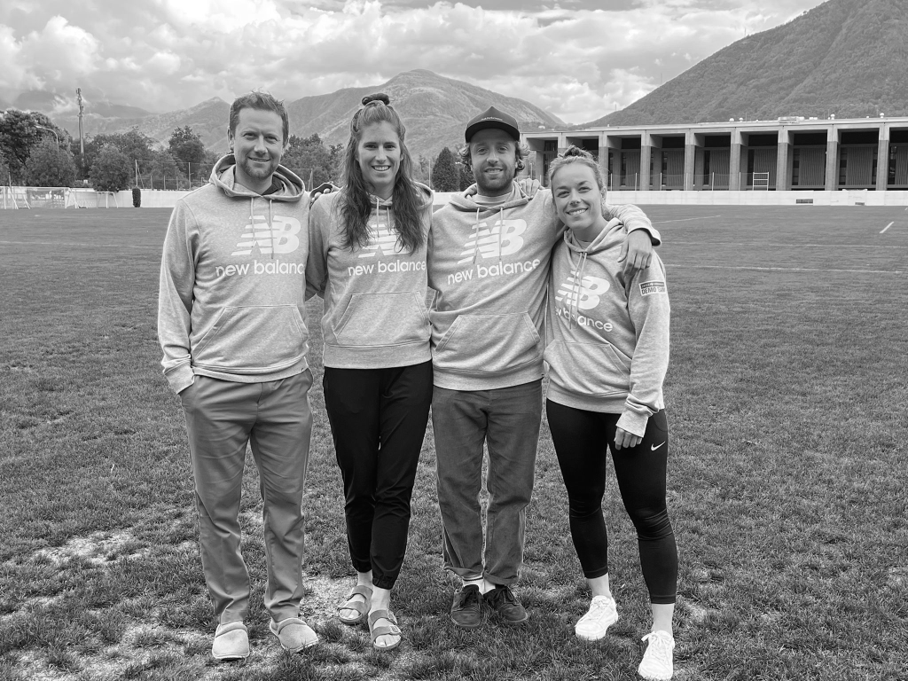 Ein Gruppenfoto der 4 Swiss Snow Demo Team Mitglieder von der Skischule Zermatters. 