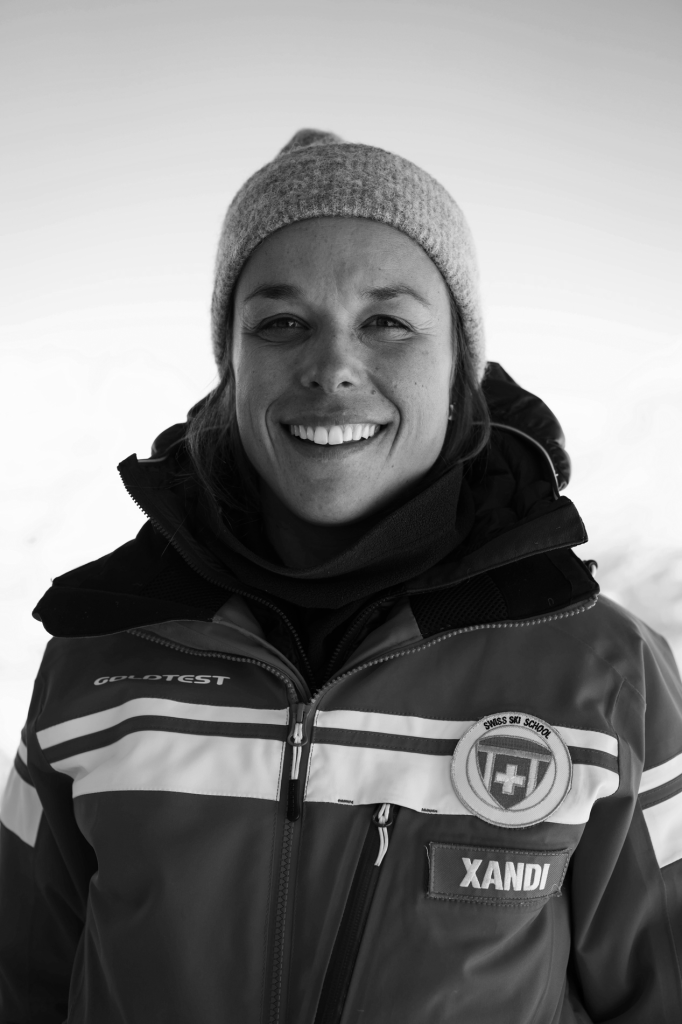 Ein Portrait von Alexandra Thalmann. Sie ist ein Mitglied des Swiss Snow Demo Teams.