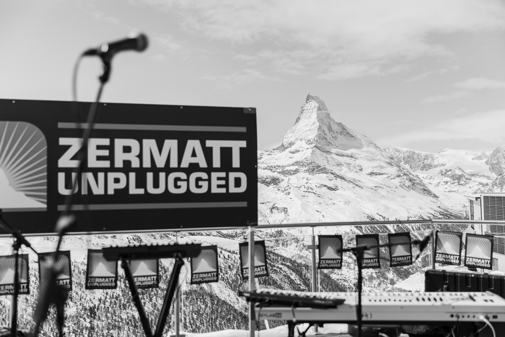 EIn Foto der Unplugged Stage mit Blick auf das Matterhorn