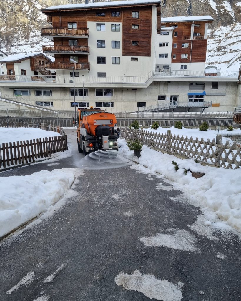 Salzstreuer im Einsatz ©Einwohnergemeinde Zermatt