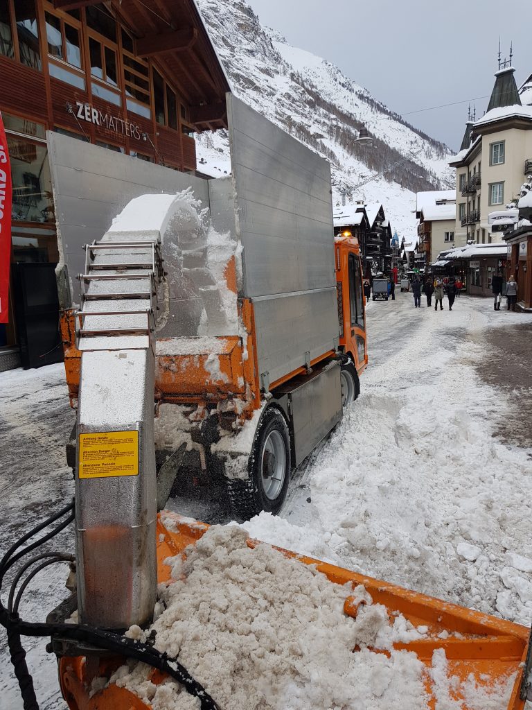 Schneeräumung in der Bahnhofstrasse ©Einwohnergemeinde Zermatt