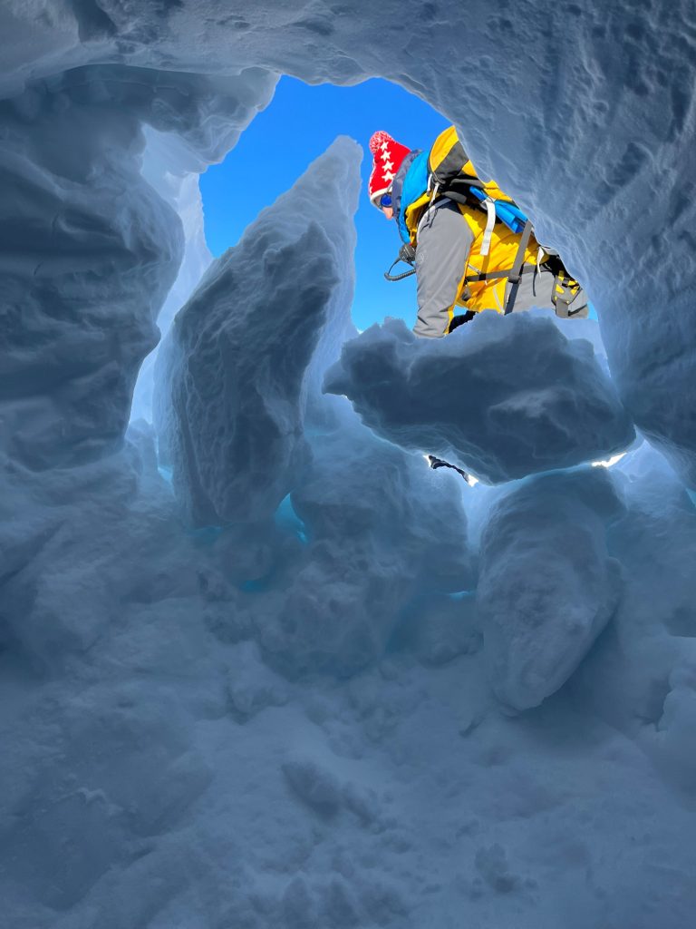 Der Eingang wird mit Schnee zugeschüttet © Zermatt Tourismus