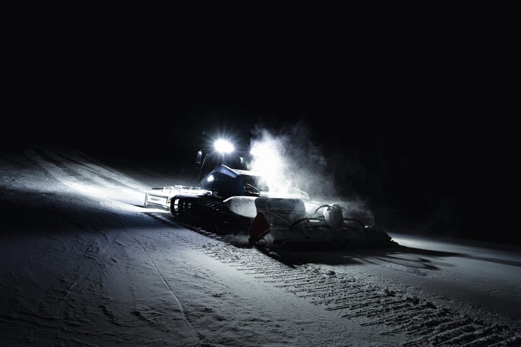 Pistenfahrzeug bei Nacht