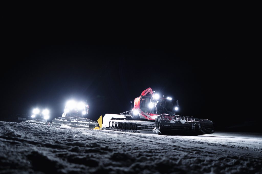 Pistenfahrzeuge bei Nacht