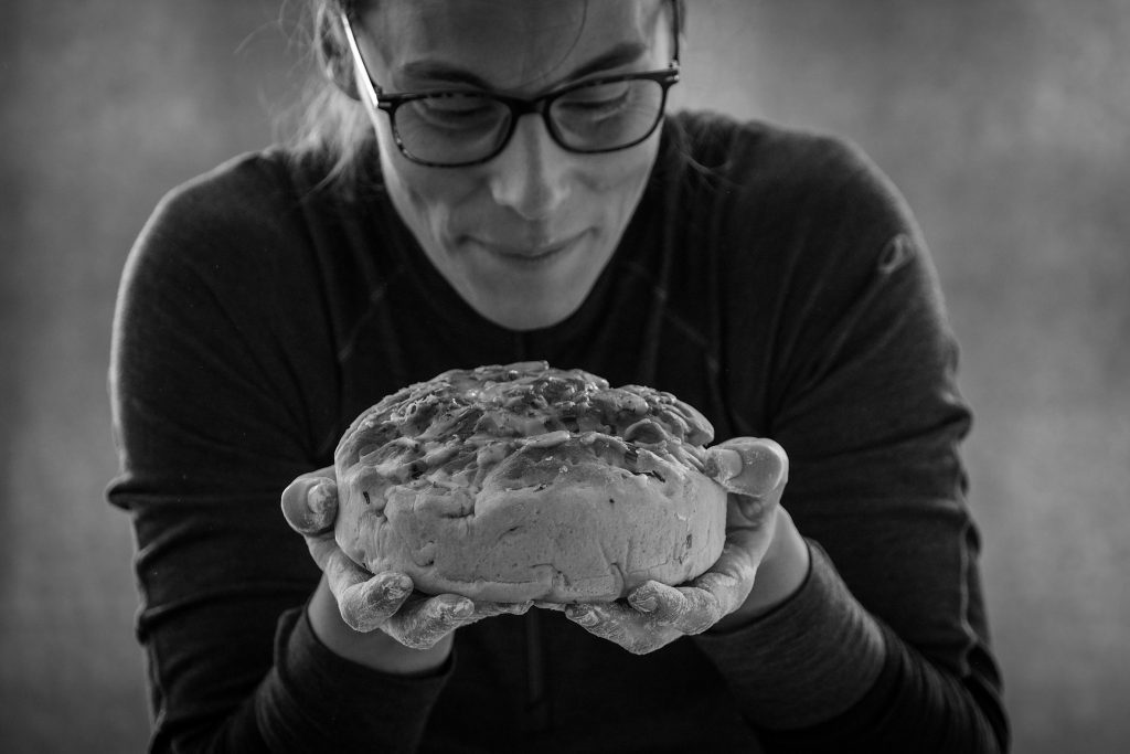 Jolanda Lorenzi mit frisch gebackenem Brot