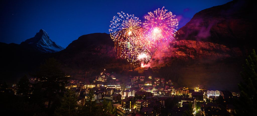 Dorf mit Feuerwerk