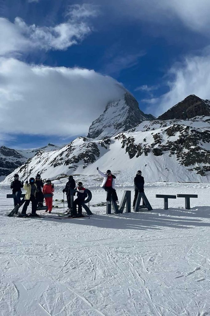 Skigruppe vor dem Matterhorn 