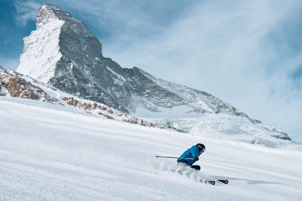Skifahrer auf der Piste mit dem Matterhorn im Hintergrund.