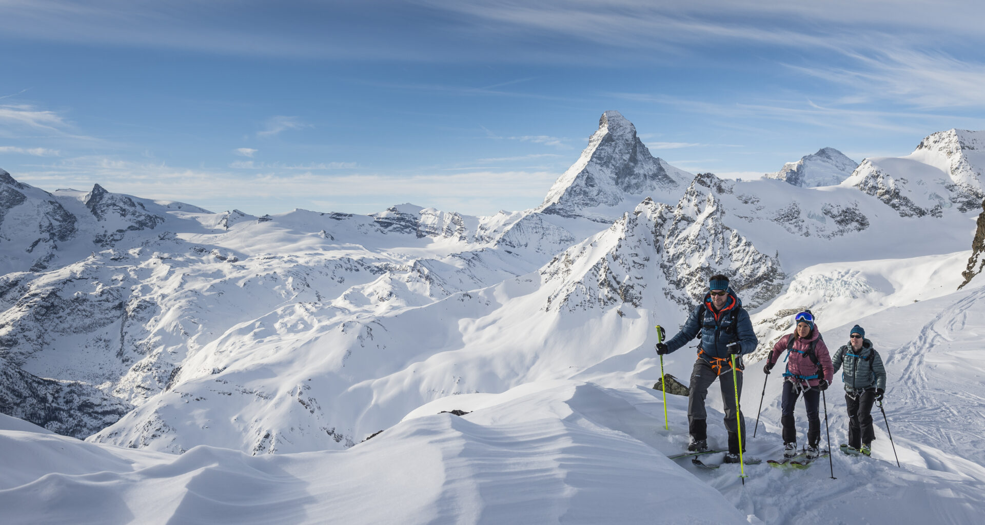 Skitouring mit einem Bergführer vor dem Matterhorn.