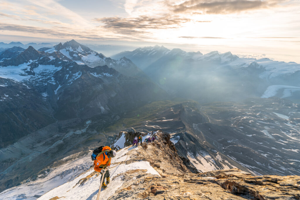 Zermatt ist von zahlreichen Bergen umgeben, darunter einige der berühmtesten Gipfel der Alpen. Insgesamt gibt es etwa 38 Viertausender. © Gabriel Perren