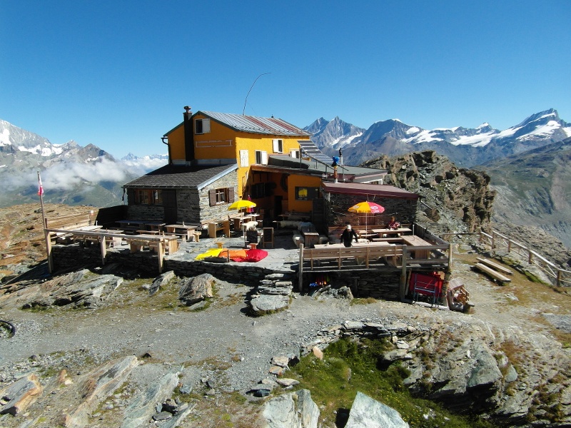 Gandegghütte mit Blick auf den Unteren Theodulgletscher - © Zermatt Tourismus