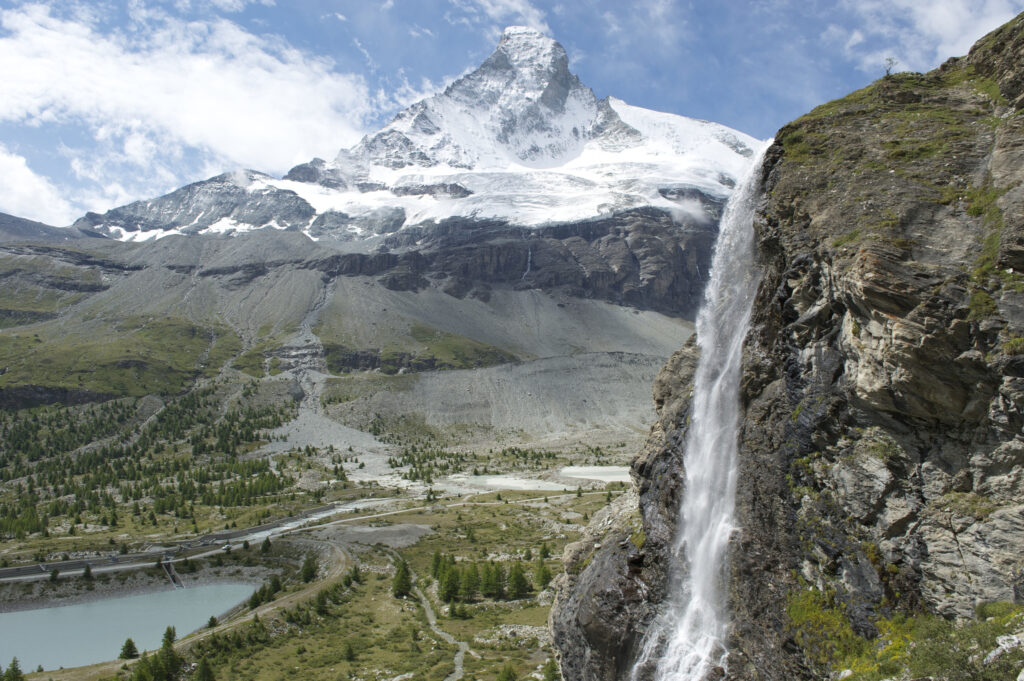 Frischer Wasserfall in den Bergen © Michael Portmann