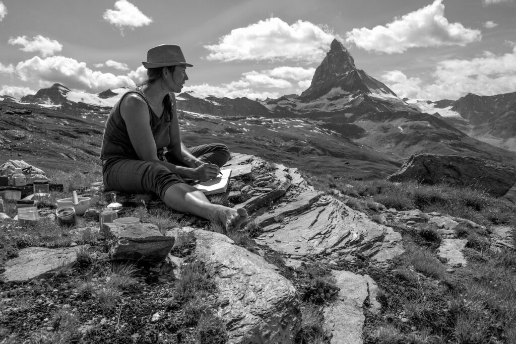 Deborah Kressebuch am zeichnen in der Zermatter Natur ©David Bathgate