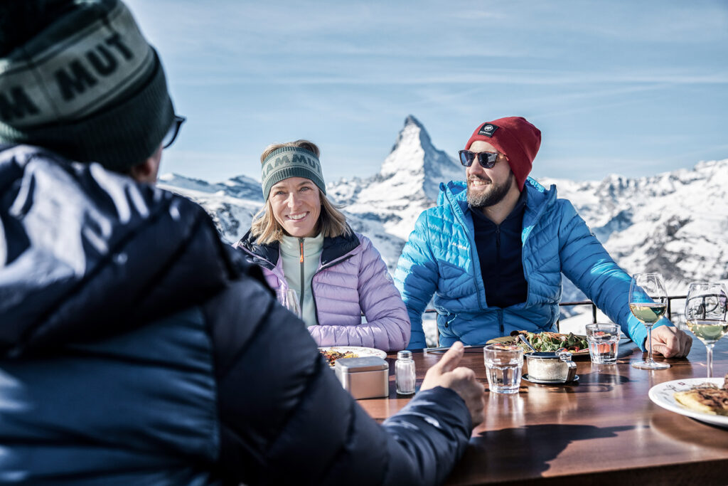 Kulinarisches Bergrestaurant mit einer atemberaubenden Bergkulisse ©Zermatt Tourismus